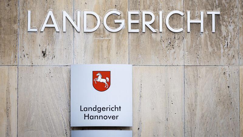 Polizisten sollen sich an Drogengeld bereichert haben Zwei bewaffnete Polizisten sollen Drogenhändlern Geld abgenommen haben - dafür stehen die beiden Männer vor Gericht. (Archivbild)