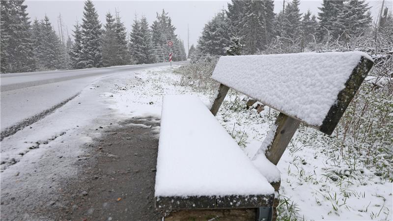 Zwei bis drei Zentimeter Schnee lagen am Vormittag auf dem Brocken. (Symbolbild)