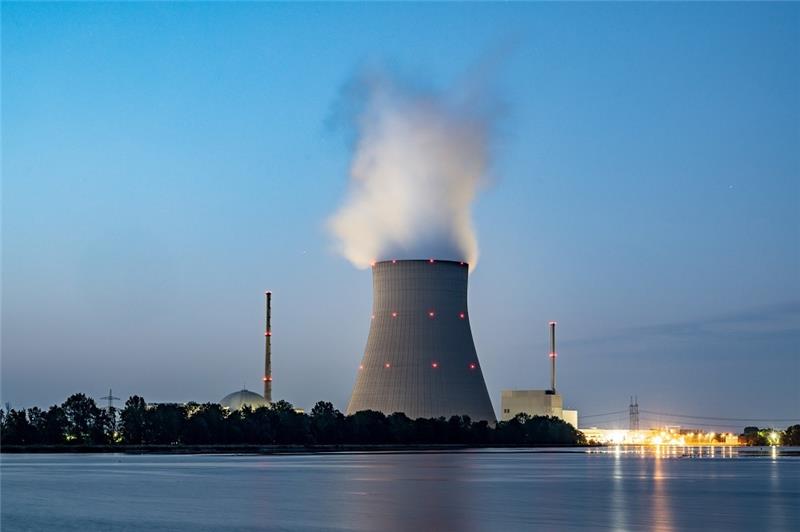 Hamburger Finanzsenator für "Streckbetrieb" der Atomkraftwerke Zwei der drei letzten deutschen Atomkraftwerke sollen laut Bundeswirtschaftsminister Habeck (Grüne) nach dem Jahreswechsel noch bis Mitte April 2023 als Reserve zur Verfügung stehen. Aus dem Stresstest zur Sicherheit der Stromversorgung ergebe sich, dass die Kraftwerke Isar 2 in Bayern und Neckarwestheim in Baden-Württemberg nötigenfalls im Winter 2022/23 einen zusätzlichen Beitrag im Stromnetz in Süddeutschland leisten können Foto: Armin Weigel/dp