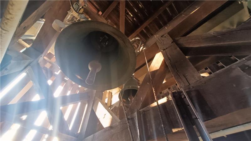 Nach Begutachtung: Fredenbecker Kirchturm muss saniert werden Zwei der fünf Glocken im Kirchturminneren.