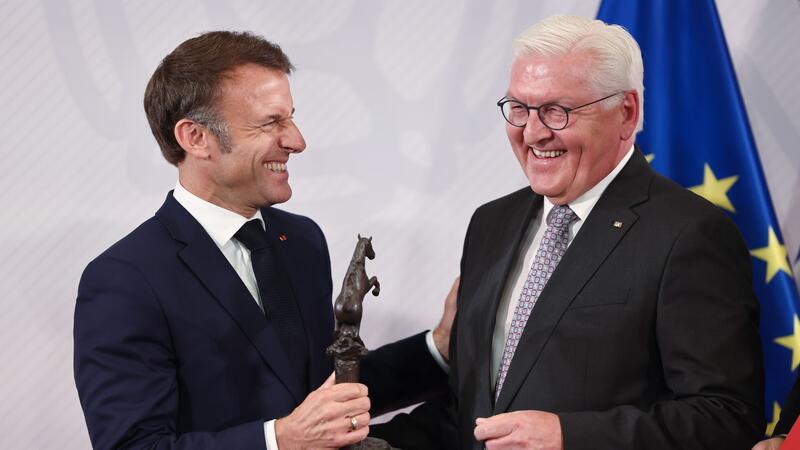 Zwei, die sich verstehen: Frank-Walter Steinmeier (r) und Emmanuel Macron mit dem Internationalen Preis des Westfälischen Friedens.