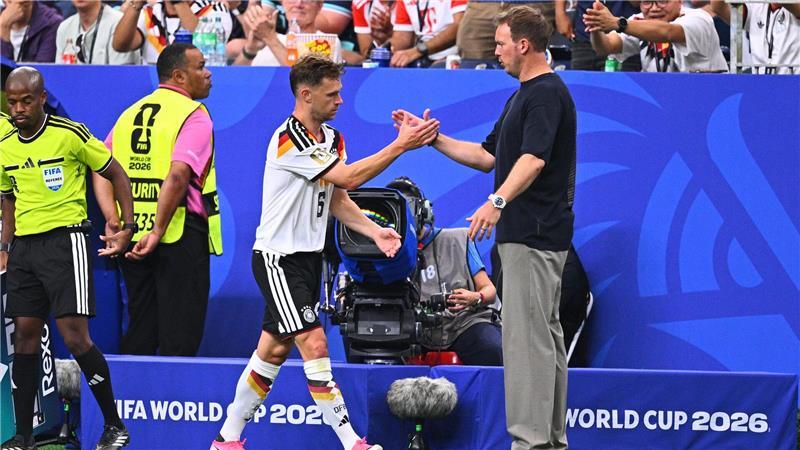 Der „Fahnenträger“: Kimmichs ganz neues WM-Gefühl Zwei, die sich verstehen: Julian Nagelsmann klatscht mit Joshua Kimmich ab.