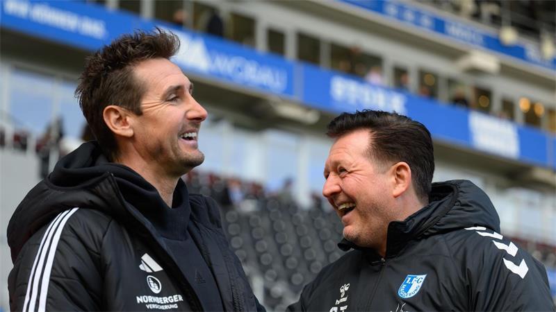 Zwei, die sich verstehen: Miroslav Klose (l) und Christian Titz. (Archivbild)