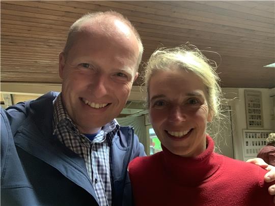 Zwei erfolgreiche Sozialdemokraten in Feierlaune: Neu Wulmstorfs künftiger hauptamtlicher Bürgermeister Tobias Handtke freut sich bei der Bundestags-Wahlparty der SPD in Meckelfeld mit Svenja Stadler über den Sieg der Sozialdemokraten und s