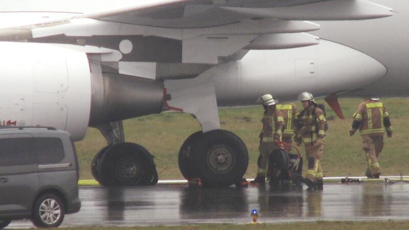 Schockmoment im Airbus-Flieger: Ursache für Reifenplatzer gefunden Zwei geplatzte Reifen an der Eurowings-Maschine sorgten am Hamburger Flughafen für einen Großeinsatz.