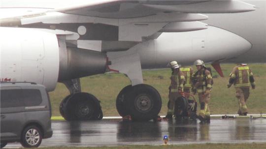 Zwei geplatzte Reifen an der Eurowings-Maschine sorgten am Hamburger Flughafen für einen Großeinsatz.