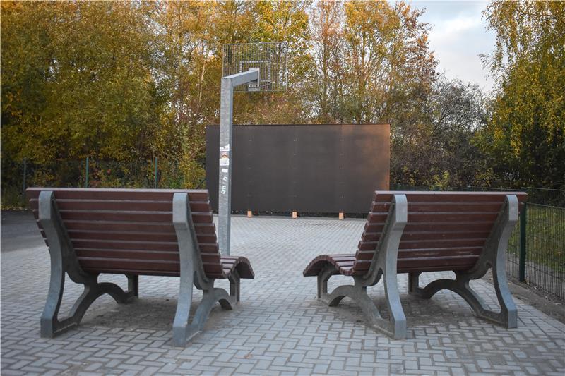 Alles für die Jugend: Das bietet das Speedy in Horneburg jetzt Zwei überdimensionale Liegen vor einem Basketballfeld.