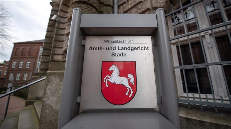 Mann krankenhausreif getreten: Prozess gegen Duo nähert sich dem Ende Zwei junge Männer, 21 und 24 Jahre alt, aus Cuxhaven müssen sich seit Anfang April vor dem Landgericht Stade verantworten. Sie sollen einen 57-jährigen Mann krankenhausreif getreten und geschlagen haben.