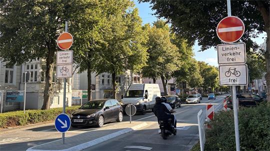 Zwei junge Männer auf einem Moped fahren verbotenerweise entgegen der vorgeschriebenen Richtung in die Bahnhofstraße. Foto: Sulzyc