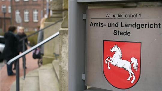 Zwei junge Männer aus Cuxhaven, 21 und 24 Jahre alt, müssen sich wegen versuchten Mordes und gefährlicher Körperverletzung vor dem Landgericht Stade verantworten.