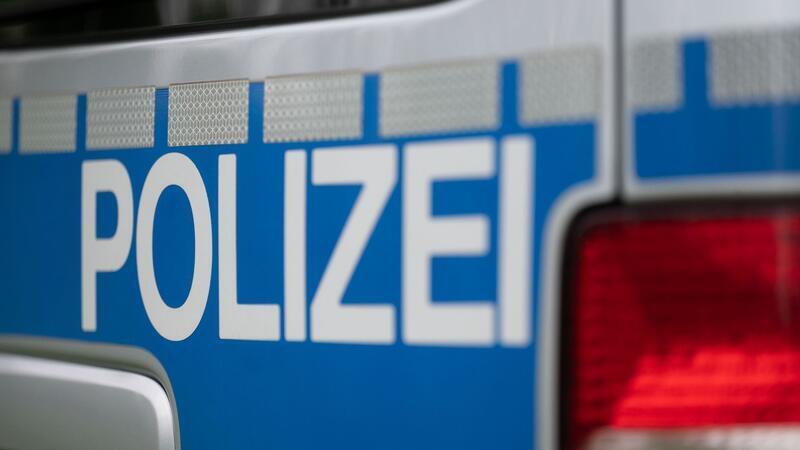 Zwei junge Männer erleiden bei einer Auseinandersetzung Prellungen und Schnittwunden im Kopfbereich. (Symbolbild)