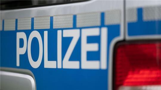 Zwei junge Männer erleiden bei einer Auseinandersetzung Prellungen und Schnittwunden im Kopfbereich. (Symbolbild)