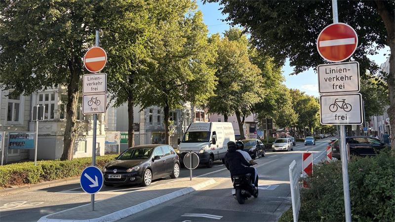 Zwei junge Männer fahren auf einem Moped verbotenerweise entgegen der vorgeschriebenen Richtung in die Bahnhofstraße.