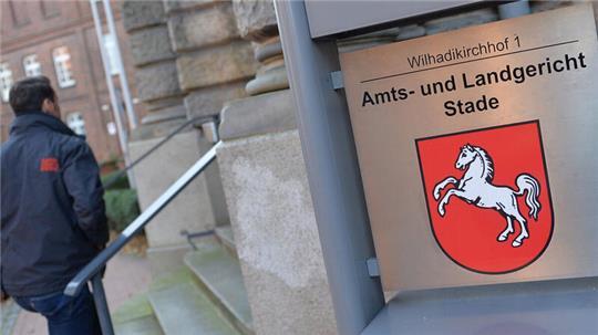 Zwei junge Männer im Alter von 21 und 24 Jahren aus Cuxhaven haben im Oktober 2024 einen Mann lebensgefährlich verletzt. Das Urteil wurde jetzt im Stader Landgericht gefällt.