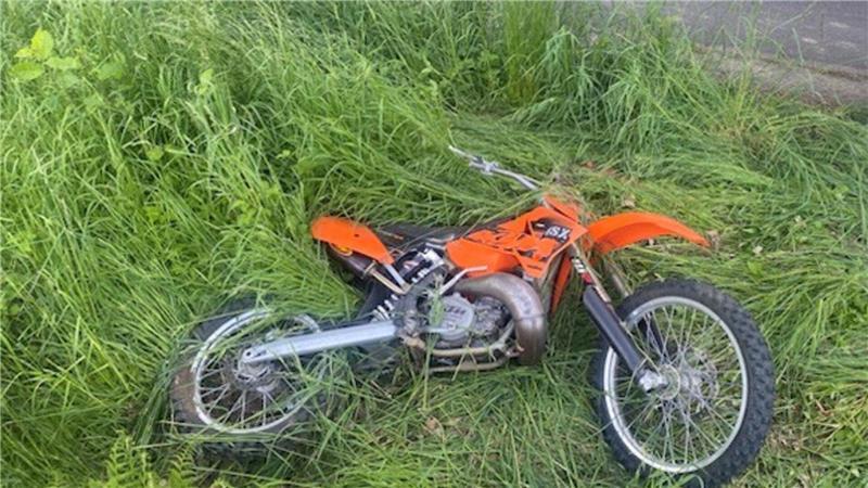 Zwei junge Männer waren mit ihrem Leichtkraftrad in Visselhövede (Kreis Rotenburg) unterwegs, als sich ihnen plötzlich ein Mann in den Weg stellte.