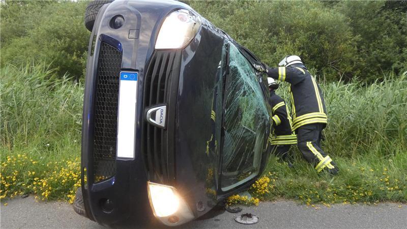 Zwei junge Männer werden bei einem Unfall auf der Bundesstraße 73 in Cuxhaven verletzt.