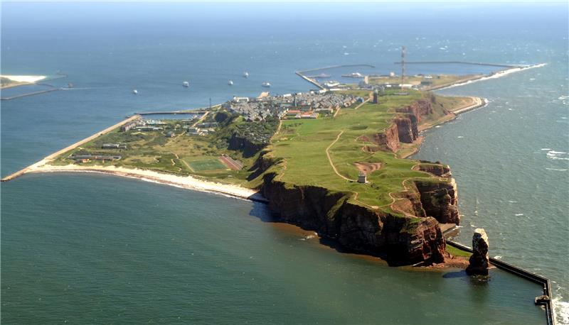 Zwei junge Männer vor Helgoland aus der Nordsee gerettet Zwei junge Männer wurden vor der Hochseeinsel Helgoland aus der Nordsee gerettet. Foto: Marcus Brandt/dpa