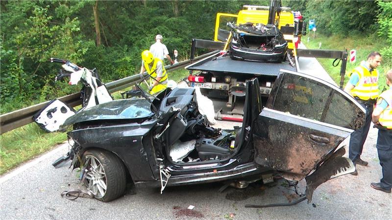 Vor Kontrolle weggefahren - Zwei Menschen sterben bei Unfall Zwei junge Menschen sterben bei dem Unfall auf der Landstraße.