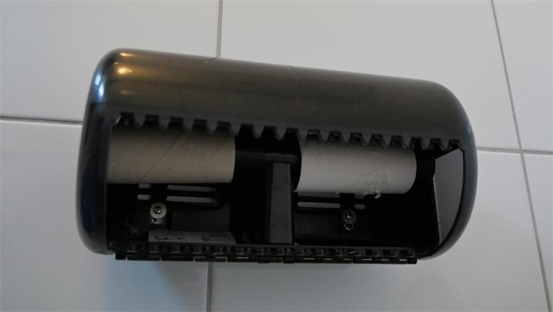 Zwei klägliche, (fast) nackte Papprollen sind alles, was der Toilettenpapierhalter am Buxtehuder ZOB zu bieten hat.