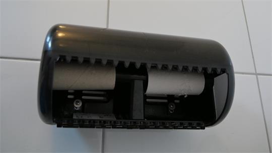 Zwei klägliche, (fast) nackte Papprollen sind alles, was der Toilettenpapierhalter am Buxtehuder ZOB zu bieten hat.