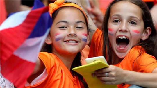Zwei kleine Fans der Niederländischen Mannschaft jubeln vor dem Spiel im Stadium.