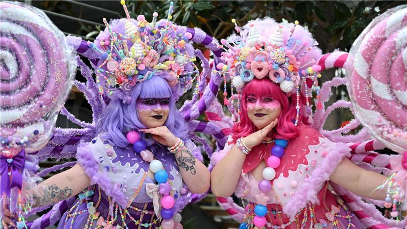 Zwei kostümierte Cosplayerinnen auf der Leipziger Buchmesse.