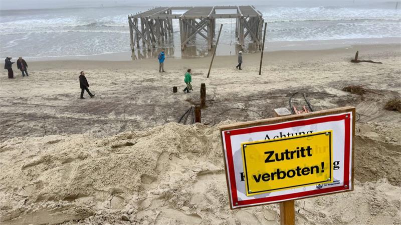 „Gewaltiges Loch“ – Sturmfluten spülen Nordsee-Strände weg Zwei leichte Sturmfluten trafen die Ostfriesischen Inseln.