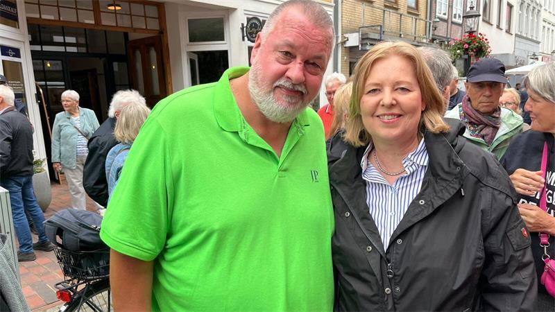 Bärbel Bas in Buxtehude: Zwischen Bürgergesprächen und Fußballleidenschaft Zwei leidenschaftliche MSV-Duisburg-Fans: Arno Grewe, der extra nach Buxtehude gereist war, und Bärbel Bas.