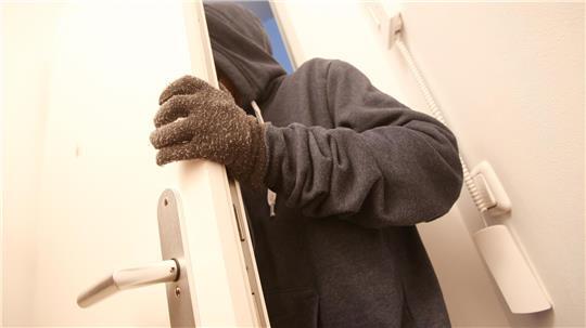 Zwei maskierte Männer versuchten in die Wohnung eines Ehepaars in Buxtehude einzudringen.