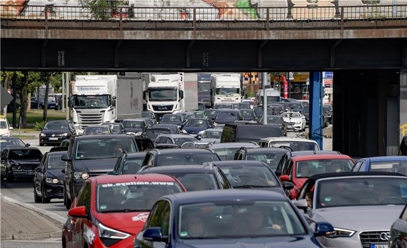 Bauarbeiten im Kreuz Hamburg-Ost – Staugefahr zum Ferienende Zwei neue Baustellen auf den Autobahnen in Hamburg behindern am Wochenende den Verkehr. Auch in der Innenstadt wird es auf den Straßen voll werden. Foto: Axel /dpa