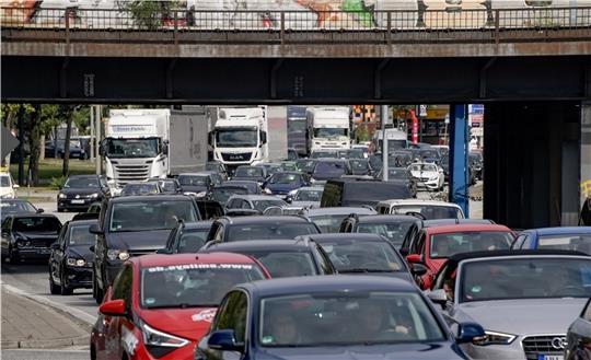 Zwei neue Baustellen auf den Autobahnen in Hamburg behindern am Wochenende den Verkehr. Auch in der Innenstadt wird es auf den Straßen voll werden. Foto: Axel /dpa