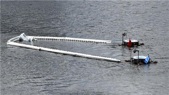 Zwei schwimmende Roboter sammeln bei einem Pressetermin in Hamburg-Harburg Müll auf dem Wasser ein.