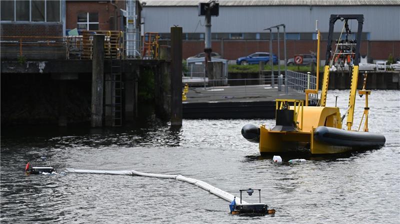 Müllsammelroboter in Hamburgs Hafenbecken getestet Zwei schwimmende Roboter sammeln bei einem Pressetermin in Hamburg-Harburg Müll auf dem Wasser ein.