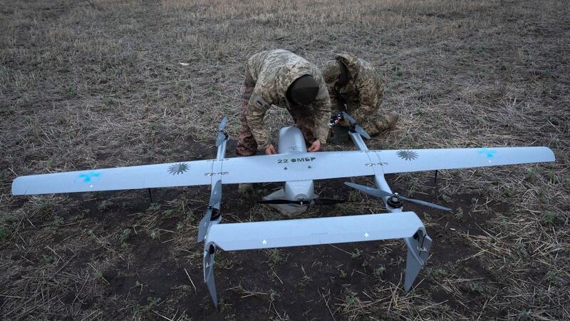 Medien: Ukraine zerstört sechs russische Kampfflugzeuge Zwei ukrainische Soldaten der 22. mechanisierten Brigade bereitet den Start einer Mittelstrecken-Drohne vor (Archivbild).