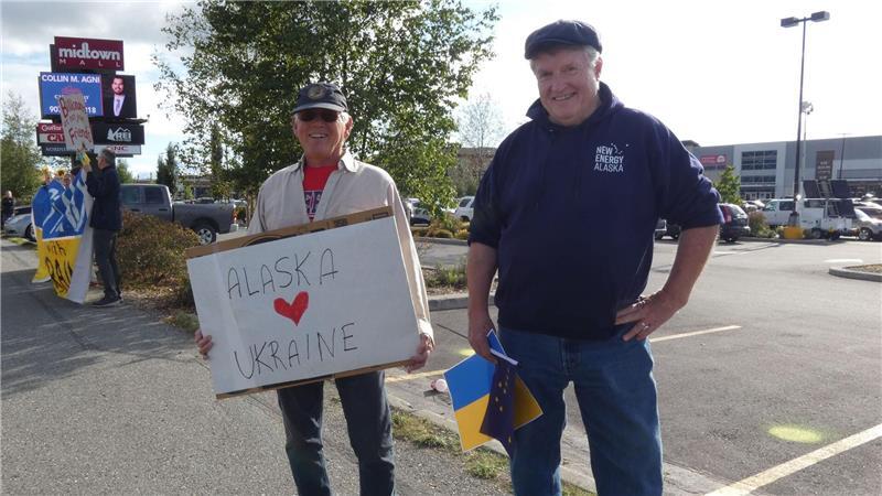 „We stand with Ukraine“ - Protest in Alaska vor Gipfel Zwei von etwa 140 Demonstranten, die am Tag vor des Gipfels zum Protest gekommen sind.