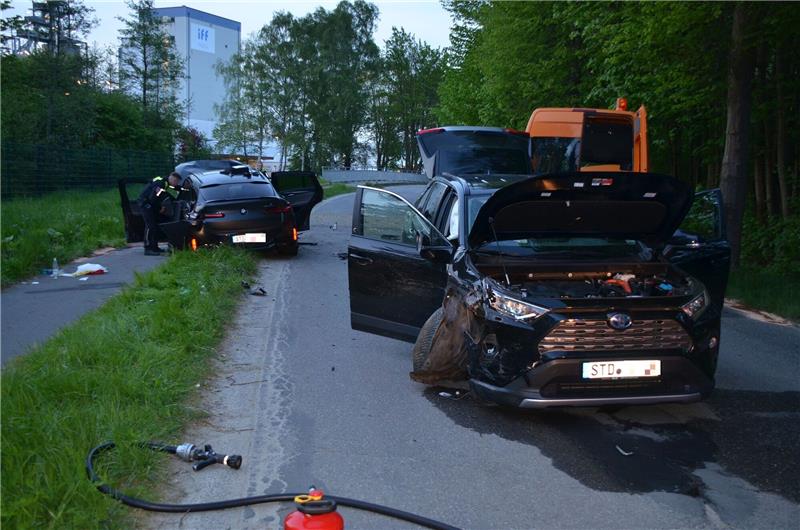 BMW-Fahrer (19) verursacht Unfall mit sieben Verletzten auf Stader Elbstraße Zwei weitere Fahrzeuge wurden in den Unfall verwickelt. Foto: Polizei