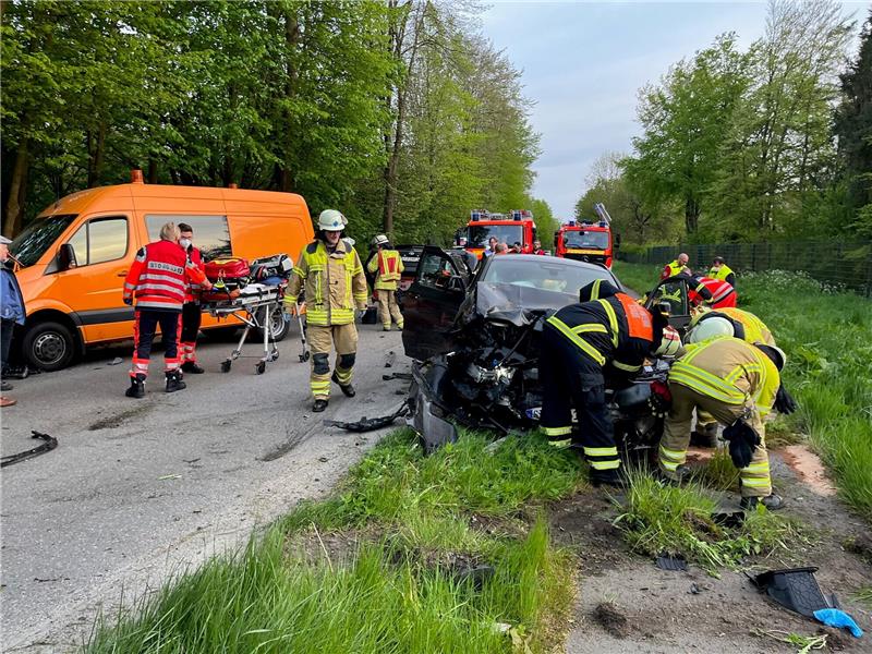 BMW-Fahrer (19) verursacht Unfall mit sieben Verletzten auf Stader Elbstraße Zwei weitere Fahrzeuge wurden in den Unfall verwickelt. Foto: Vasel