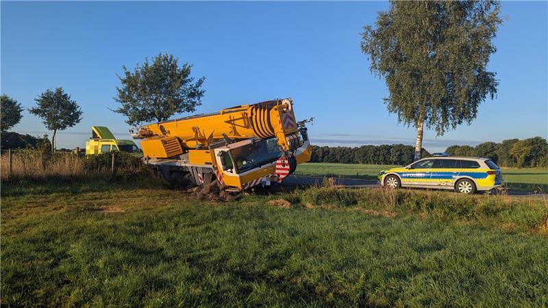 Zwei weitere Kräne müssen nach Harsefeld anrücken, um den Kran zu bergen.
