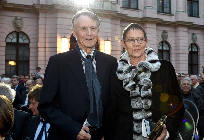 „Zwei wunderbare Menschen“: der frühere Hamburger Bürgermeister Hans-Ulrich Klose mit Ehefrau Anne bei einem Festakt in Berlin. Foto dpa