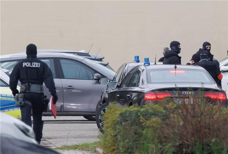 Reichsbürger-Razzia im Kreis Harburg – Festnahme Zwei zivile Fahrzeuge mit Blaulichtern auf dem Dach fahren am Bundesgerichtshof vor.