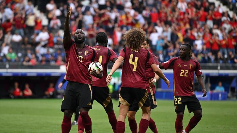 Zwei Treffer von Belgiens Romelu Lukaku (l) wurden vom Videoschiedsrichter zurückgenommen.