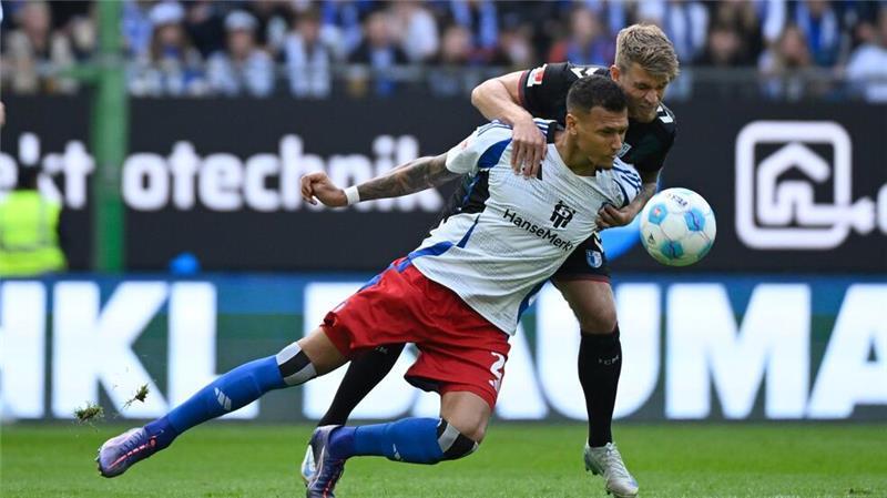 3:1 gegen Magdeburg: HSV gewinnt Topspiel in Unterzahl Zweikampf um den Ball: Hamburgs Davie Selke im Duell mit Magdeburgs Marcus Mathisen.