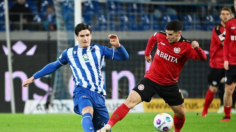 Fehler von KSC-Torwart verhelfen Wehen Wiesbaden zu Punkt Zweikampf um den Ball: Karlsruhes Igor Matanovic (l) und Robin Heußer vom SV Wehen Wiesbaden.