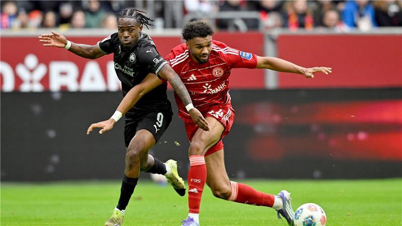 Zweikampf zwischen Fürths Noel Futkeu (links) und Fortunas Elias Egouli. 