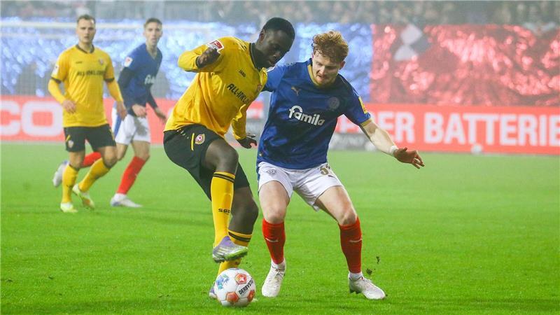 Zweikampf zwischen Kofi Amoako (Dynamo Dresden, l) und Robert Wagner (Holstein Kiel).