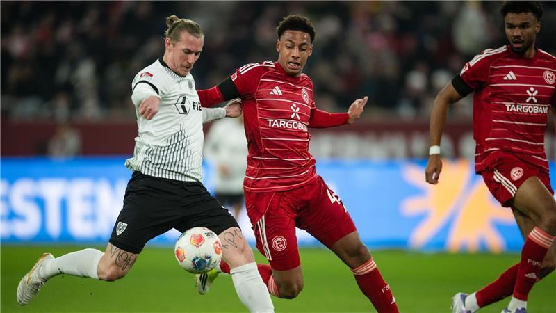 Zweikampf zwischen Münsters Marvin Schulz (l) und dem Düsseldorfer Sima Suso. 