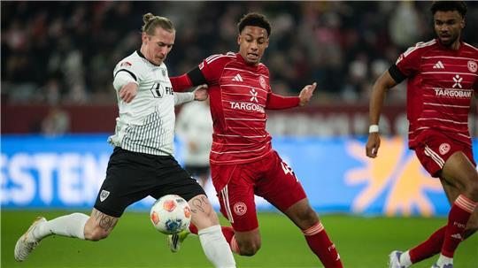 Zweikampf zwischen Münsters Marvin Schulz (l) und dem Düsseldorfer Sima Suso. 