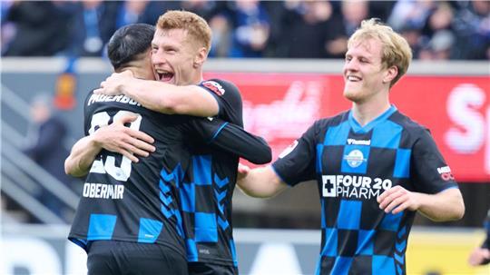 Vorn herrscht Spannung: Paderborn löst Schalke ab Zweimal Grund zur Freude: Paderborn ist neuer Tabellenführer.