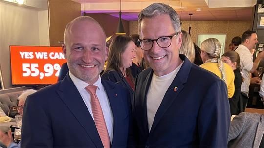 Zweimal Kai: Landrat Kai Seefried (CDU, rechts) Stades Bürgermeister Kai Koeser (SPD).