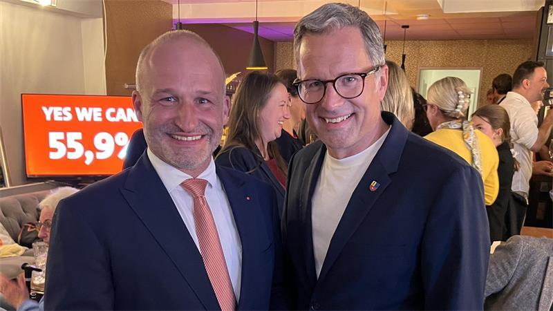 Jubel und Enttäuschung in Stade: Reaktionen auf die Bürgermeisterwahl Zweimal Kai: Landrat Kai Seefried (CDU, rechts) gratuliert Kai Koeser (SPD).